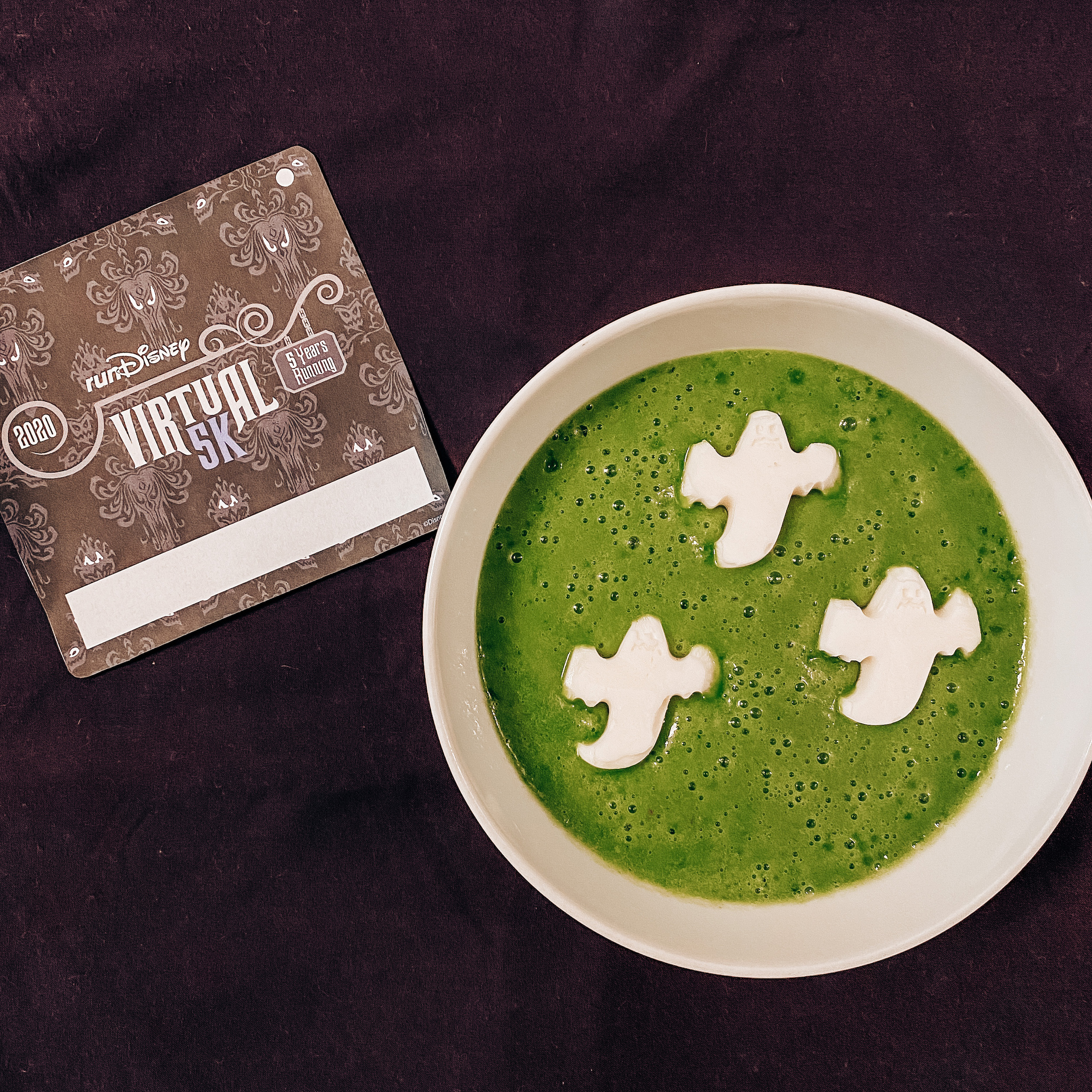 ghostly green smoothie with yogurt ghosts