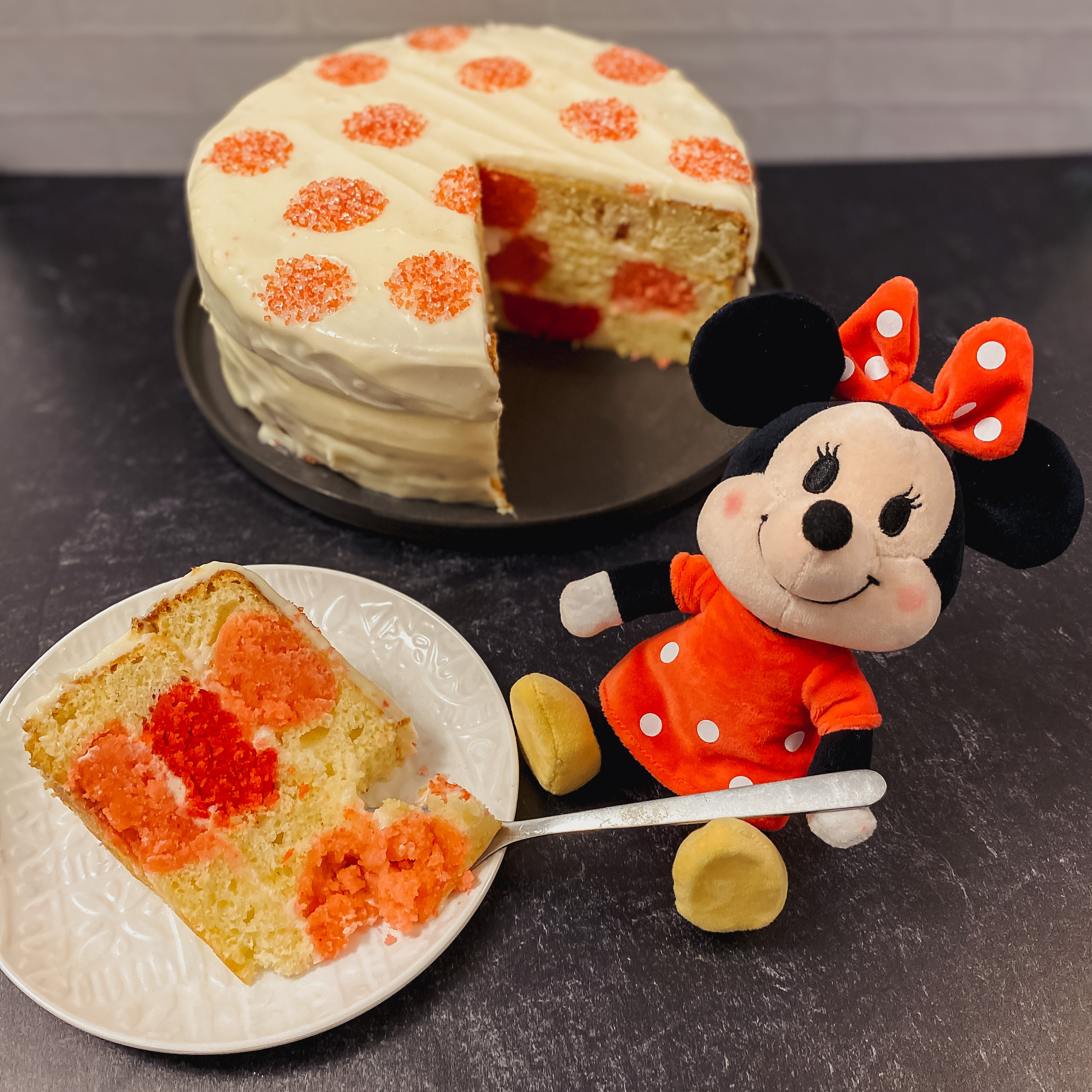 Minnie's Polka Dot Cake with Minnie Mouse toy
