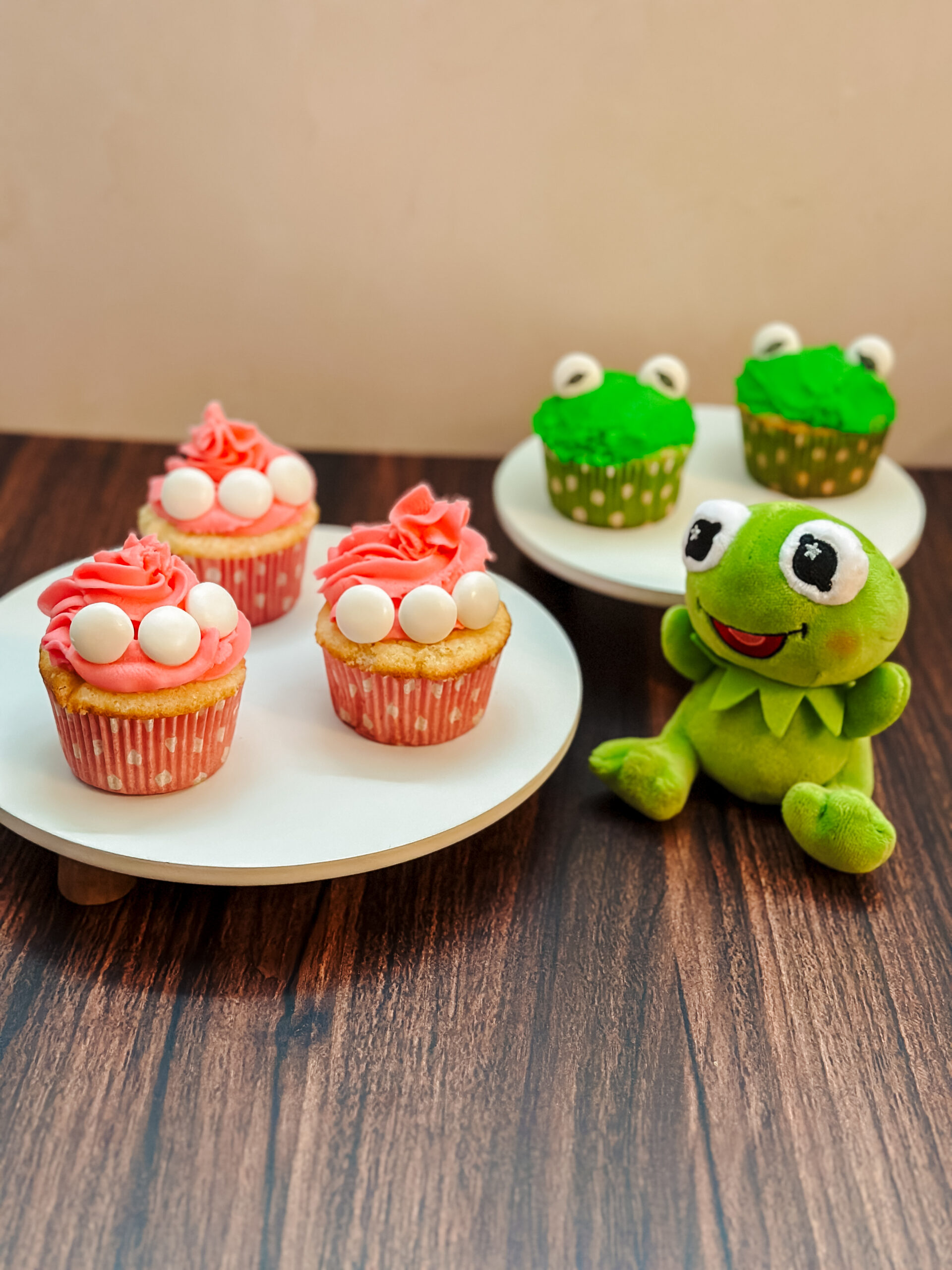 Kermit's Birthday Cupcakes (Miss Piggy and Kermit inspired cupcakes)